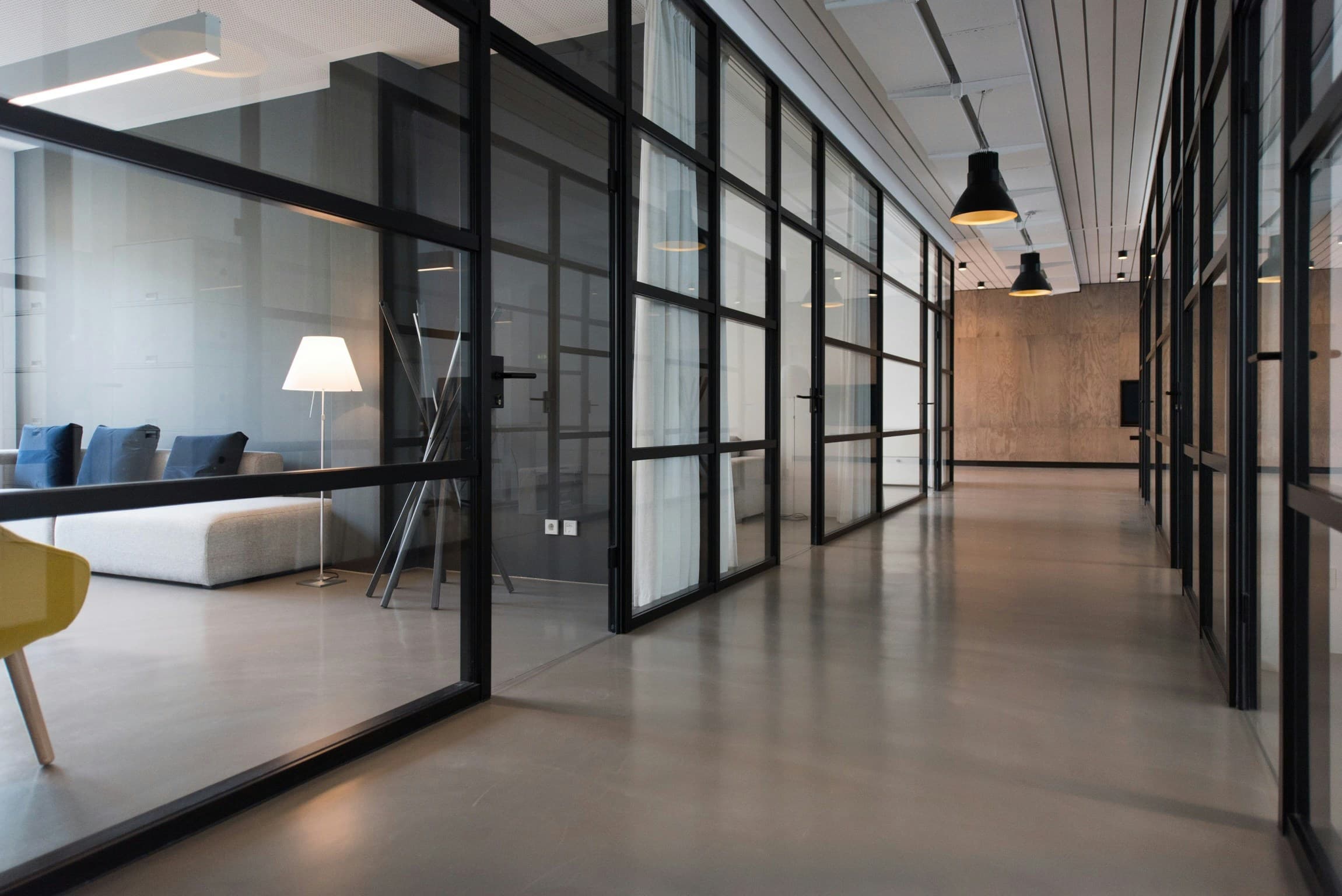 Ambiente corporativo elegante de escritório jurídico